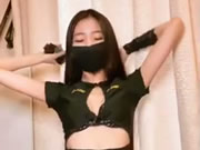 فتاة آسيوية نحيفة